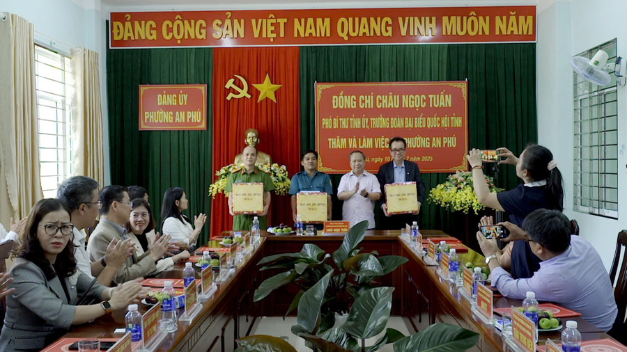 សមមិត្ត Chau Ngoc Tuan ជូនអំណោយដល់ភ្នាក់ងារ និងអង្គភាពនានានៃវួដ An Phu។ រូបថត៖ Minh Trung dong-chi-chau-ngoc-tuan-tang-qua-cho-phuong-an-phu.jpg