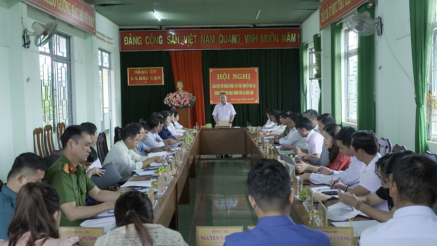 Đồng chí Châu Ngọc Tuấn-Phó Bí thư Tỉnh ủy, Trưởng đoàn Đại biểu Quốc hội tỉnh Gia Lai làm việc với xã Bàu Cạn. Ảnh: Minh Trung dong-chi-chau-ngoc-tuan-pbt-tinh-uy-truong-doan-dai-bieu-qh-tinh-lam-viec-voi-xa-bau-can.jpg