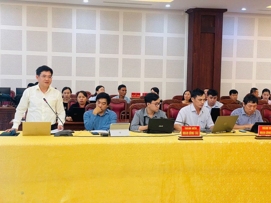Cán bộ Trung tâm Phục vụ hành chính công tỉnh Bình Định hướng dẫn quy trình triển khai thủ tục hành chính. Ảnh: Phi Long anh-22222.jpg