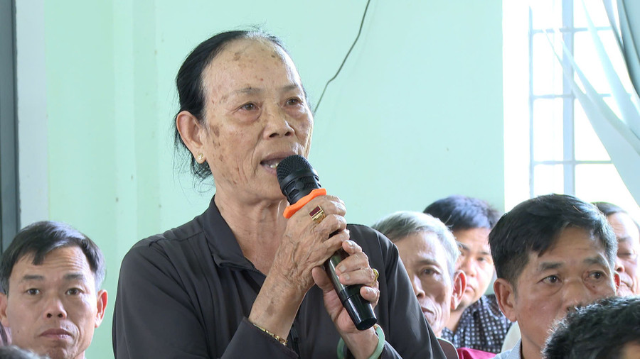 Cử tri xã Bàu Cạn kiến nghị nhiều vấn đề liên quan đến đất đai, môi trường, giao thông. Ảnh: R.Piên 4444.jpg