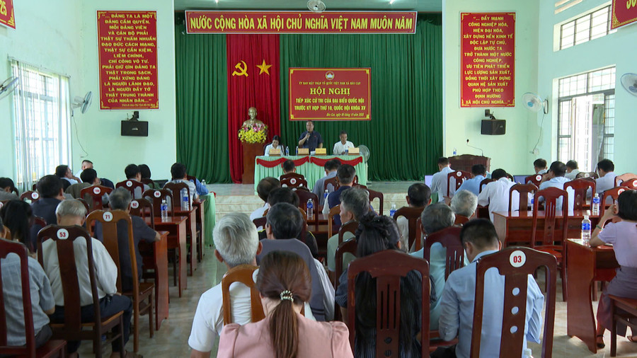 Quang cảnh buổi tiếp xúc cử tri tại xã Bàu Cạn. Ảnh: R.Piên 333-7359.jpg