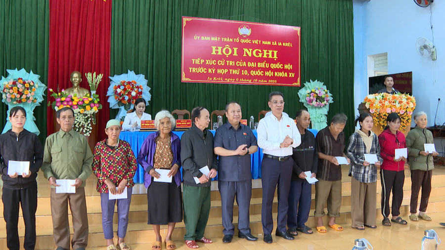 Đoàn ĐBQH tỉnh Gia Lai tặng 10 suất quà cho các gia đình chính sách, có hoàn cảnh khó khăn trên địa bàn xã Ia Krêl. Ảnh: R.Piên 333.jpg