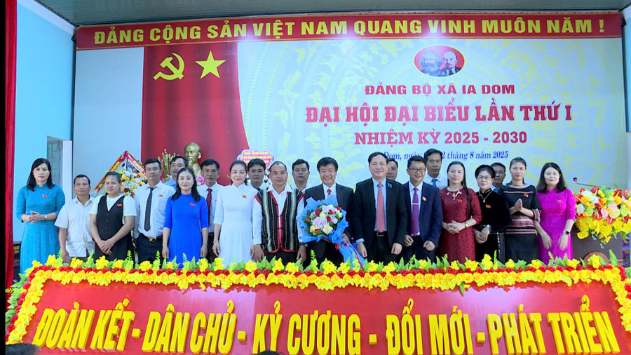 Ban Chấp hành Đảng bộ xã Ia Dom nhiệm kỳ 2025-2030 ra mắt nhận nhiệm vụ. Ảnh: Huy Toàn ra-mat-bch-dang-bo-xa-ia-dom.jpg