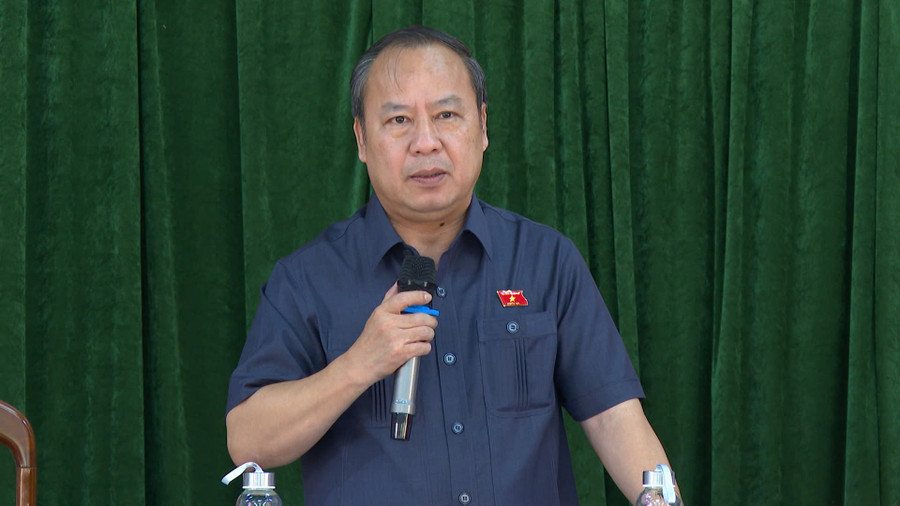 Đồng chí Châu Ngọc Tuấn-Phó Bí thư Tỉnh ủy, Trưởng đoàn ĐBQH tỉnh phát biểu tại buổi tiếp xúc với cử tri xã Ia Krêl. Ảnh: R. Piên 00000.jpg