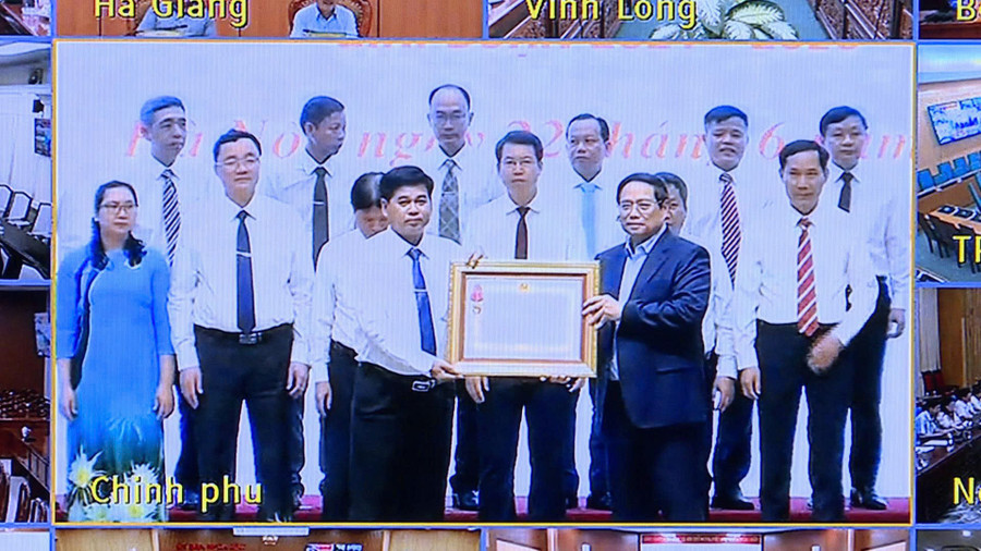 Thủ tướng Phạm Minh Chính trao Huân chương Lao động hạng ba cho 31 huyện thuộc 12 tỉnh, thành phố trực thuộc Trung ương. Ảnh: Phi Long anh-ntm4.jpg