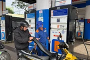 Giá xăng tăng gần 1.000 đồng/lít