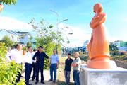 Các đại biểu tham quan tác phẩm một tác phẩm vừa được thi công, trưng bày giai đoạn II. Ảnh: Lam Nguyên