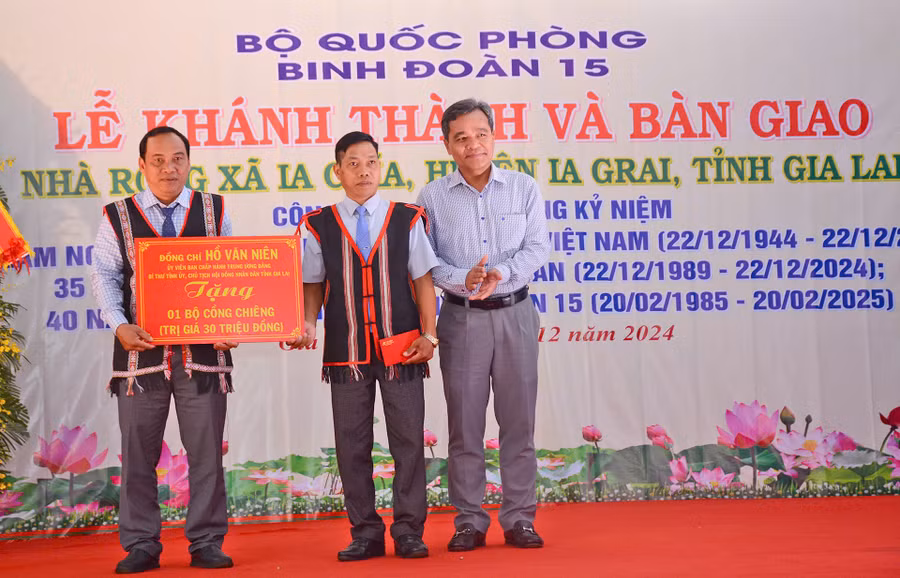 bi-thu-tinh-uy-ho-van-nien-trao-tang-chinh-quyen-va-nhan-dan-xa-ia-chia-bo-cong-chieng.jpg