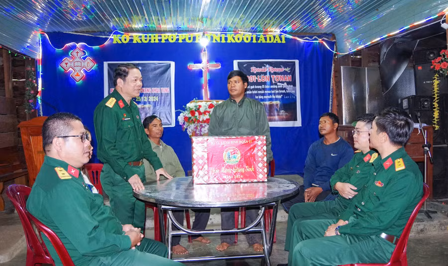 binh-doan-15-tham-tang-qua-va-chuc-mung-giang-sinh-diem-tin-lanh-mien-nam-viet-nam-tai-lang-sung-o-boong-huyen-chu-prong.jpg