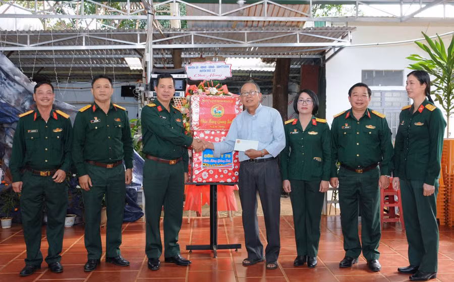 dai-ta-khuat-ba-cao-tham-tang-qua-cho-dai-dien-nha-tho-cong-giao-lang-khop-xa-ia-krel-huyen-duc-co.jpg