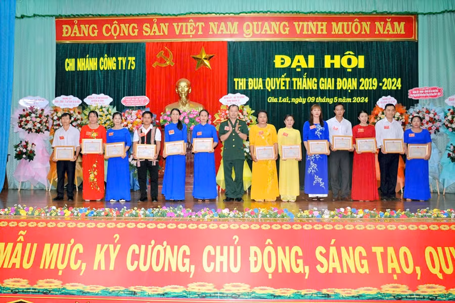 chi-tinh-thu-3-tu-trai-sang-nhan-giay-khen-cua-lanh-dao-cong-ty.jpg