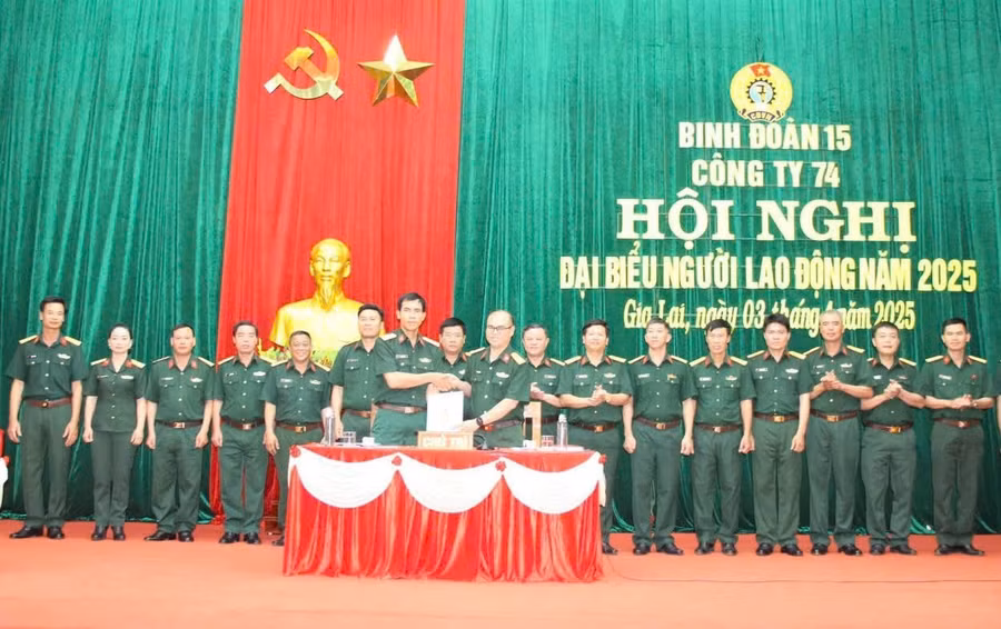 lanh-dao-cong-ty-va-dai-dien-cong-doan-cac-don-vi.jpg