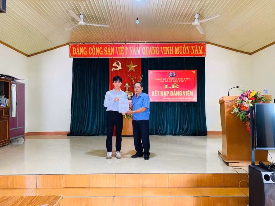 chi-bo-to-dan-pho-7-phuong-phu-dong-to-chuc-ket-nap-dang-vien-mai-cao-trung-hieu.jpg