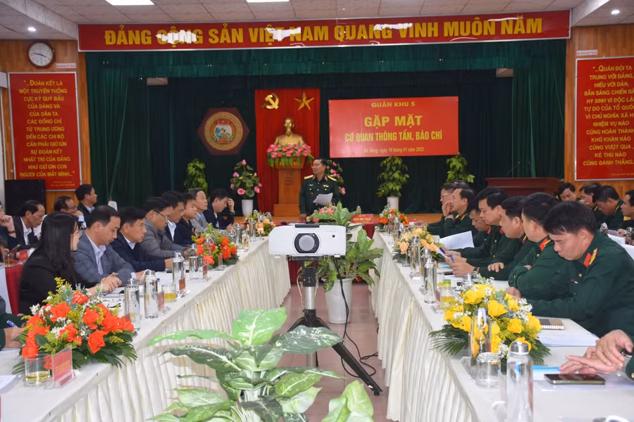 quang-canh-buoi-gap-mat.jpg