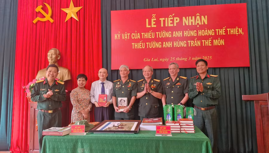 cac-gia-dinh-trao-ky-vat.jpg