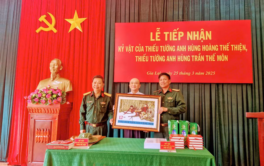 dai-dien-gia-dinh-thieu-tuong-hoang-the-thien-trao-tang-ky-vat-cho-quan-doan-34.jpg
