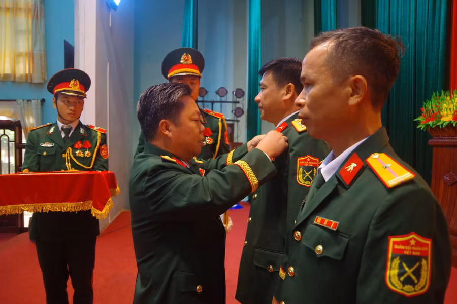 dai-ta-le-tuan-hien-trao-huy-hieu-30.jpg