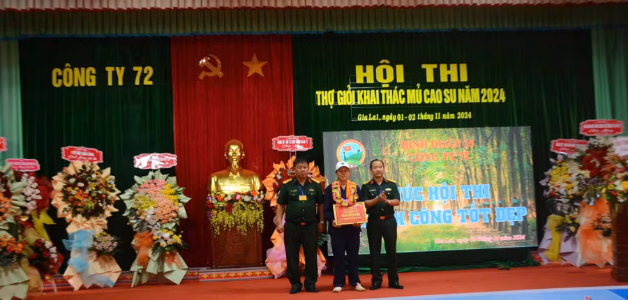 ban-to-chuc-trao-giai-ban-tay-vang.jpg