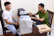 Vận động đối tượng truy nã ra đầu thú