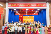 Đảng ủy phường Diên Hồng và phường Quy Nhơ Đông trao Huy hiệu Đảng cho 34 đảng viên
