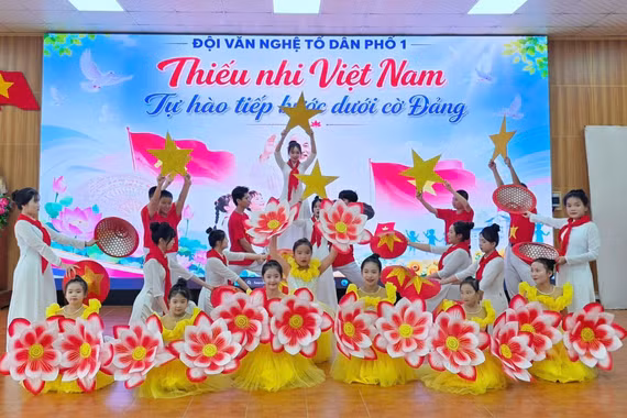 Tiết mục “Thiếu nhi Việt Nam tự hào tiếp bước dưới cờ Đảng” của đội văn nghệ tổ dân phố 1. Ảnh: Bá Bính