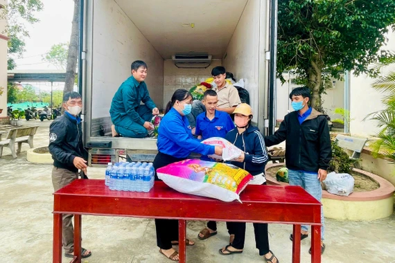 Tặng quà và khám bệnh cho hơn 500 người dân xã Bình Dương