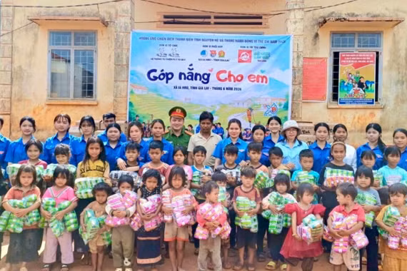Tặng 625 suất quà cho thiếu nhi xã Ia Hrú