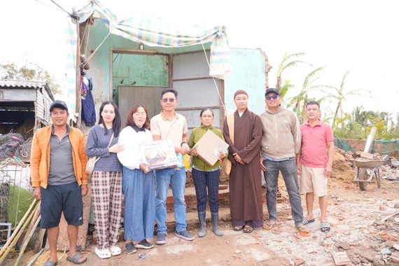 Trao 680 suất quà hỗ trợ người dân, học sinh xã Tuy Phước Đông và xã Ngô Mây