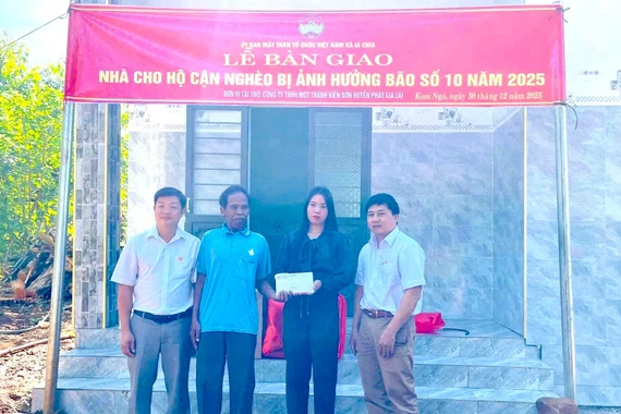 Bàn giao nhà tình nghĩa cho hộ nghèo ở làng Kom Ngó