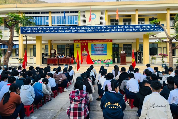 Quang cảnh chương trình tư vấn, hướng nghiệp cho đội viên Trường THCS Ghềnh Ráng. Ảnh: M.N