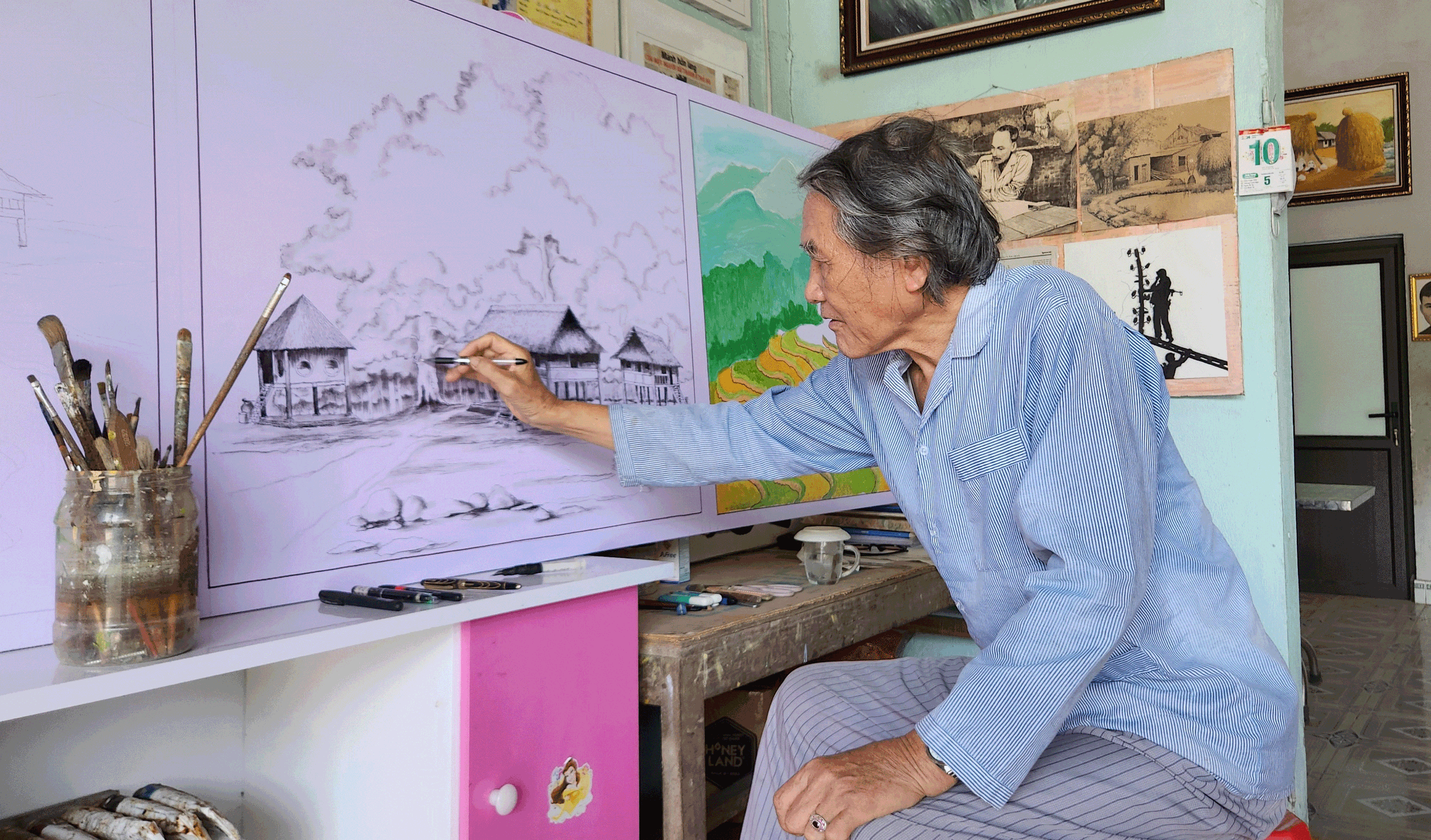 Họa sĩ Lê Mai bên bức họa dở dang