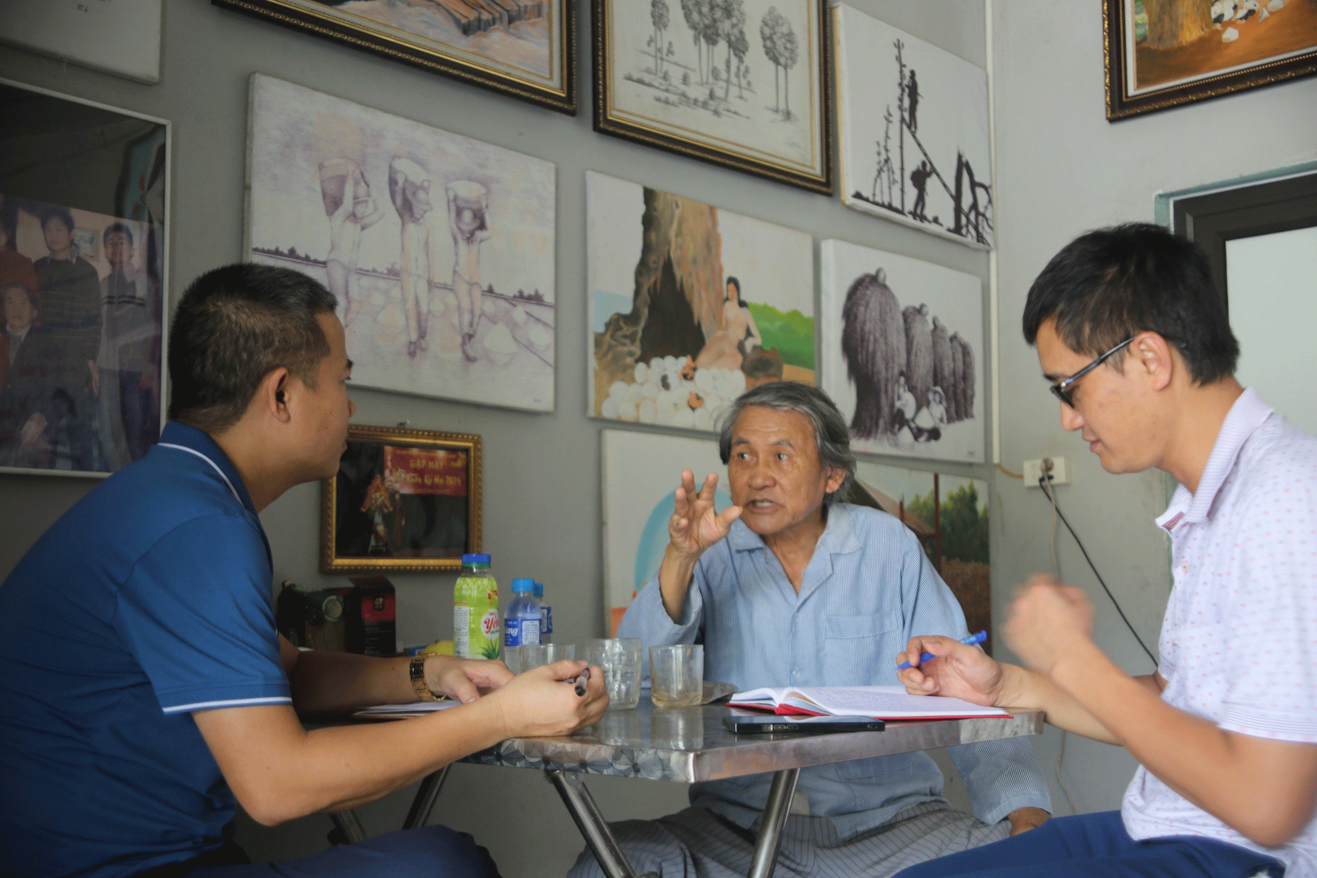 Họa sĩ Lê Mai bày tỏ mong muốn thông qua những bức tranh để nhắc nhở con cháu hướng về quê hương, cội nguồn