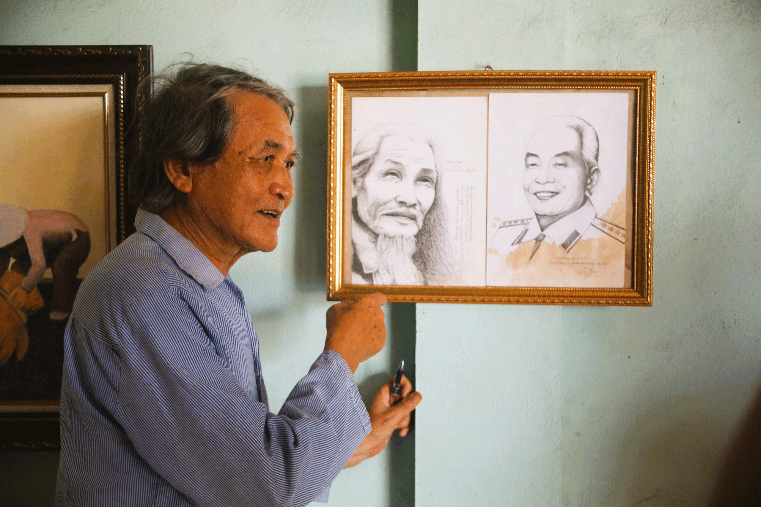 Họa sĩ Lê Mai bên bức tranh vẽ Đại tướng Võ Nguyên Giáp và nhà thơ Hữu Loan