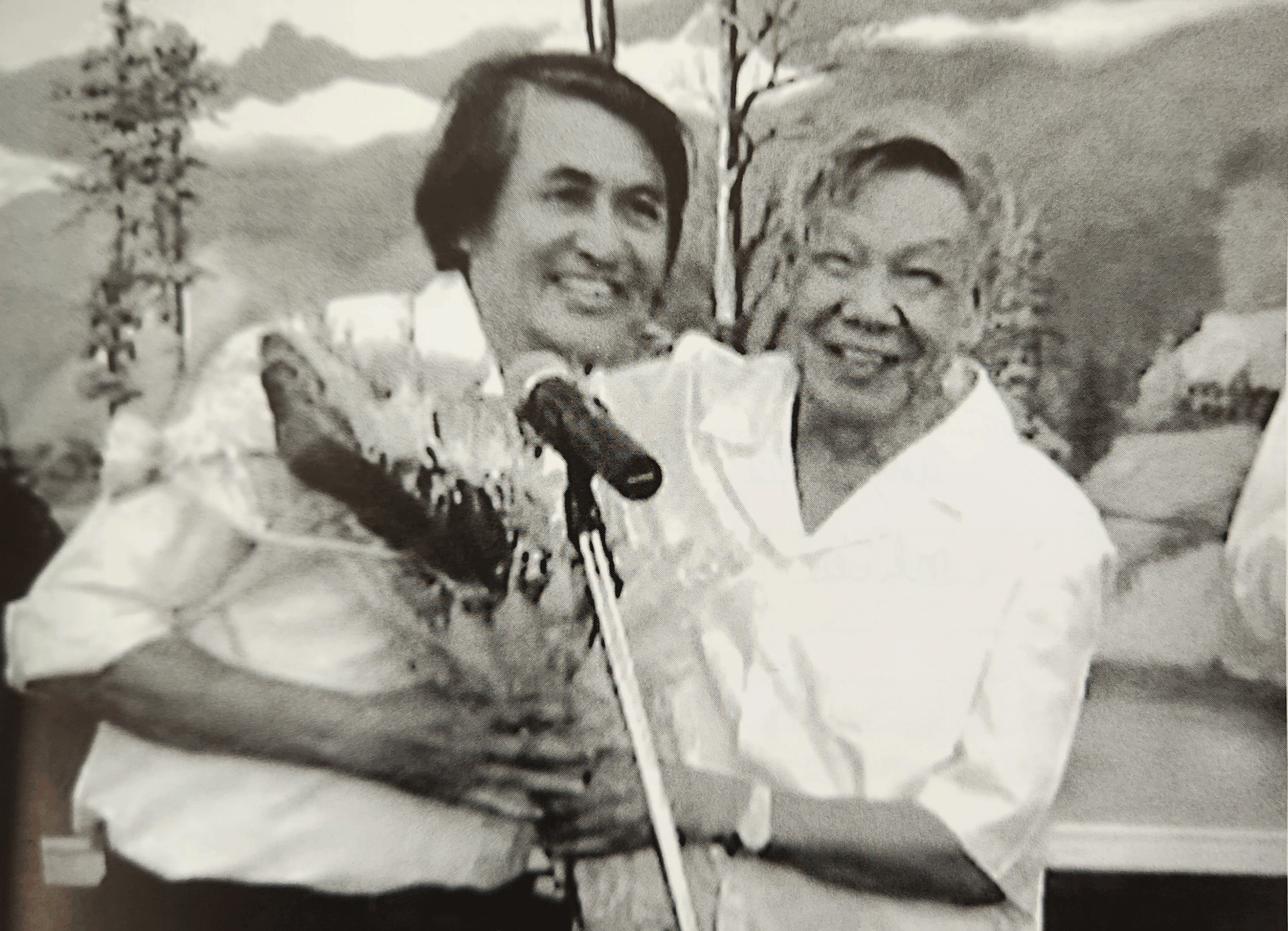 Nguyên Tổng Bí thư Lê Khả Phiêu chúc mừng họa sĩ Lê Mai (trái) trong một triển lãm riêng của ông tại Hà Nội