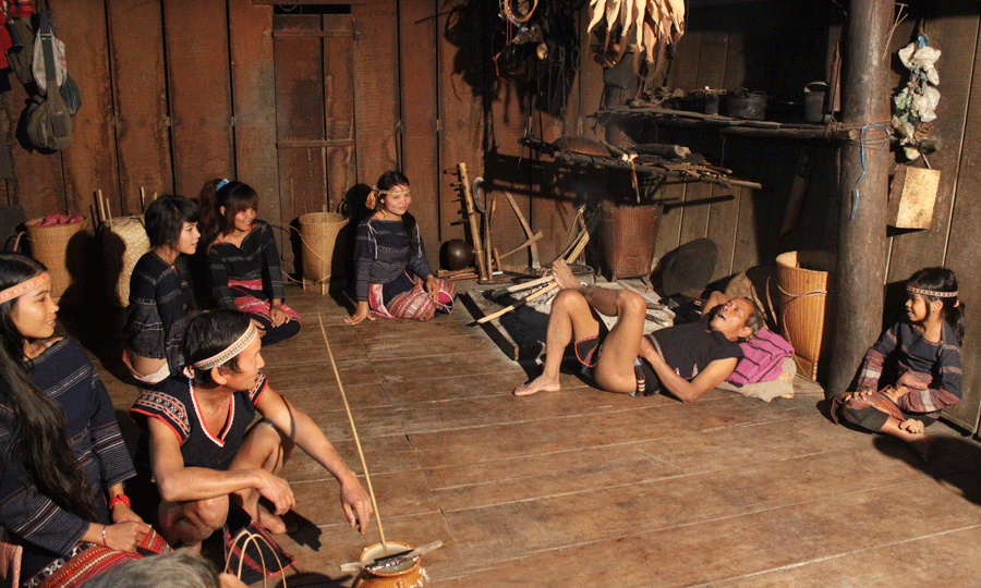 Một đêm hát kể sử thi. Ảnh minh họa: Nguyễn Văn Huynh Một đêm hát kể sử thi. Ảnh minh họa: Nguyễn Văn Huynh