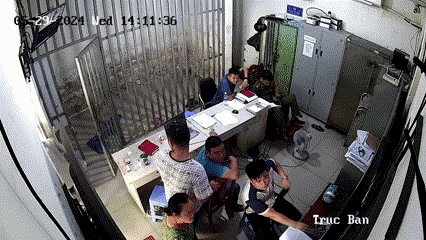 Nghi phạm định chạy nhưng không được.