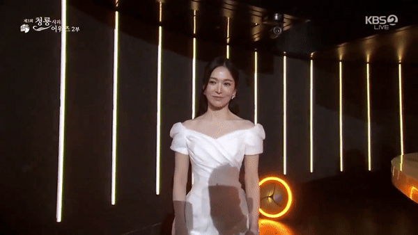 Bên cạnh đó, Song Hye Kyo cũng xuất hiện tại buổi lễ với vai trò người trao giải Daesang danh giá Bộ phim xuất sắc nhất năm cho đoàn phim Moving. Bên cạnh đó, Song Hye Kyo cũng xuất hiện tại buổi lễ với vai trò người trao giải Daesang danh giá Bộ phim xuất sắc nhất năm cho đoàn phim Moving.