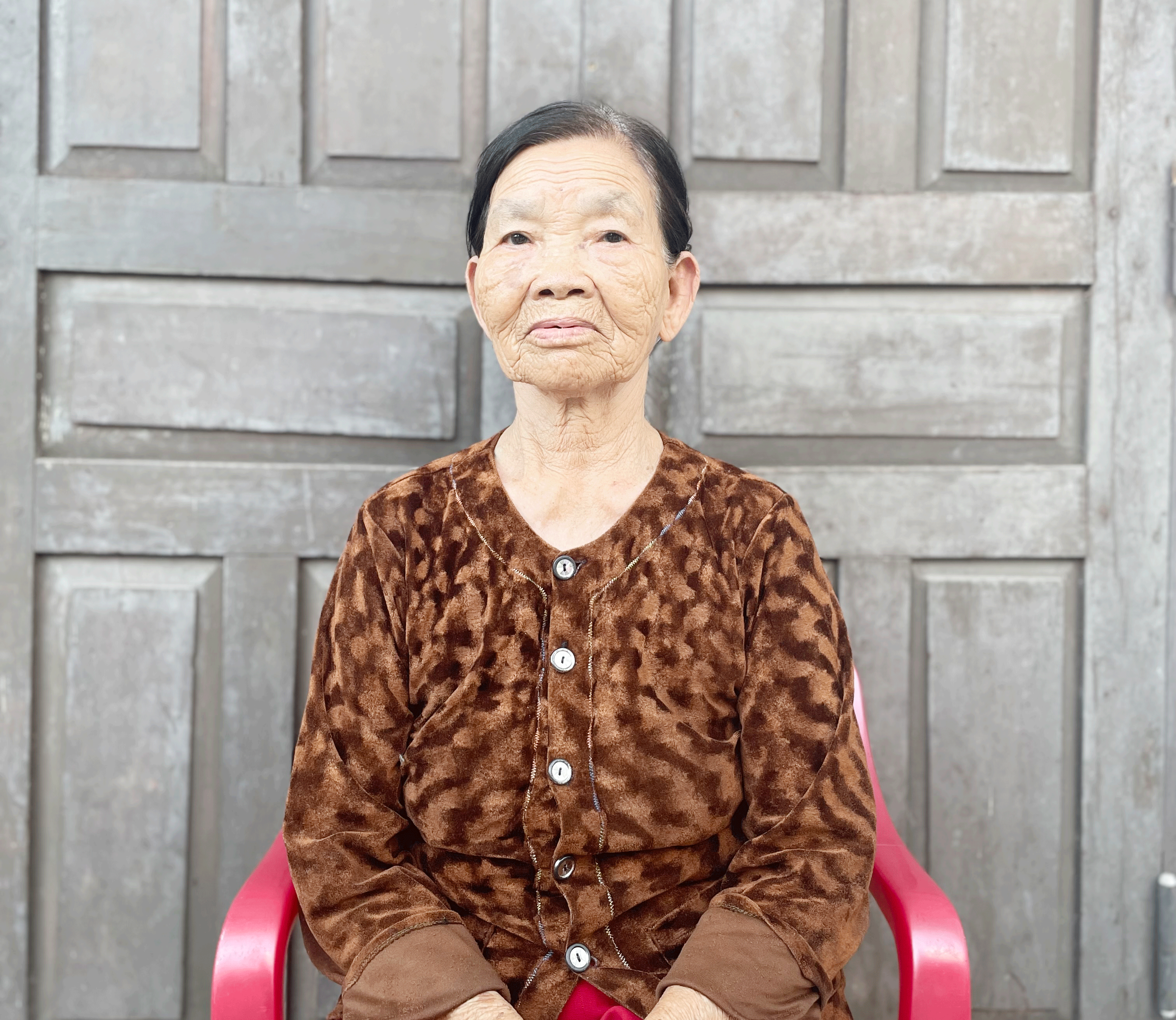 Số phận không may mắn đến với cụ bà Nguyễn Thị Nhẫn khi chồng ra đi để lại 6 con. Đến nay, cụ vẫn mưu sinh bằng nghề lượm ve chai để lo cho đứa con trai út bệnh tật. Ảnh: H.T.V Số phận không may mắn đến với cụ bà Nguyễn Thị Nhẫn khi chồng ra đi để lại 6 con. Đến nay, cụ vẫn mưu sinh bằng nghề lượm ve chai để lo cho đứa con trai út bệnh tật. Ảnh: H.T.V