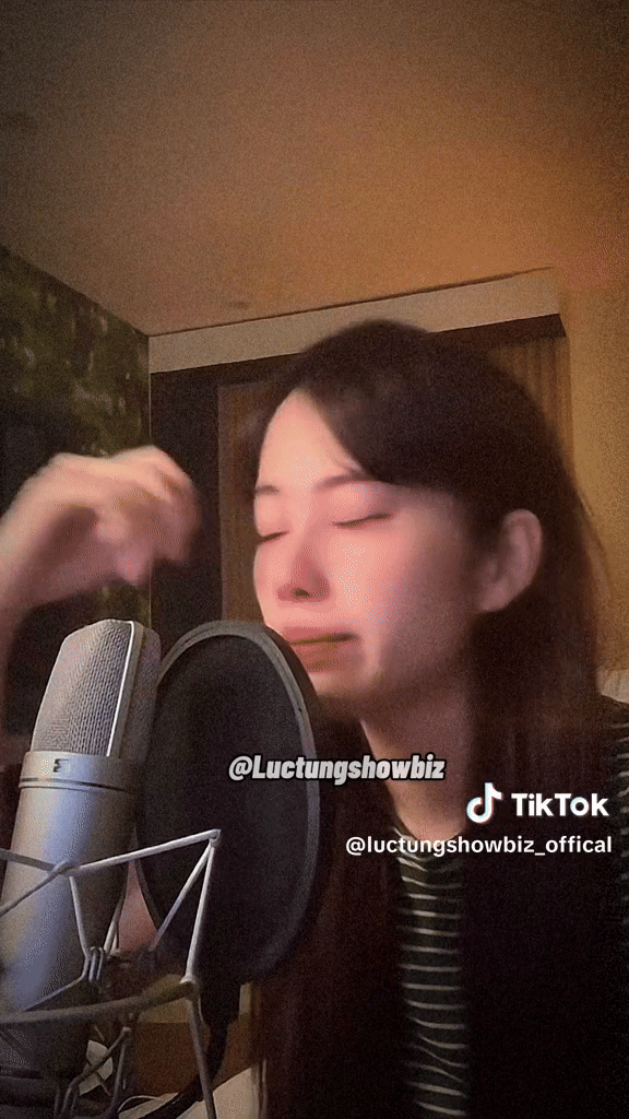 Nam Em vừa hát vừa khóc