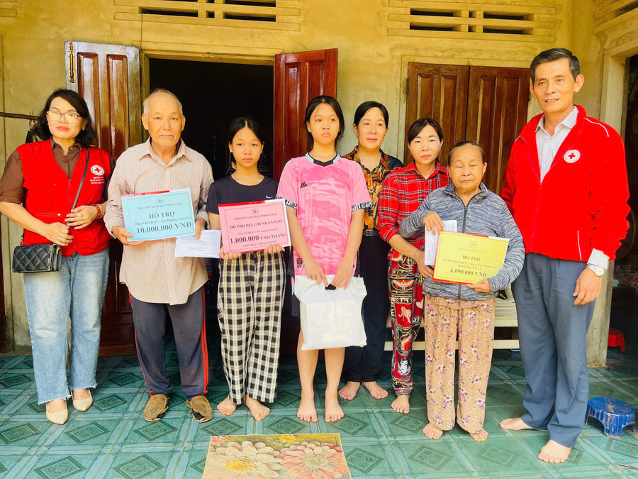 Hội CTĐ tỉnh trao hỗ trợ cho gia đình chị Võ Thị Thực. Ảnh: ĐVCC 053dd305b9b730e969a6.jpg