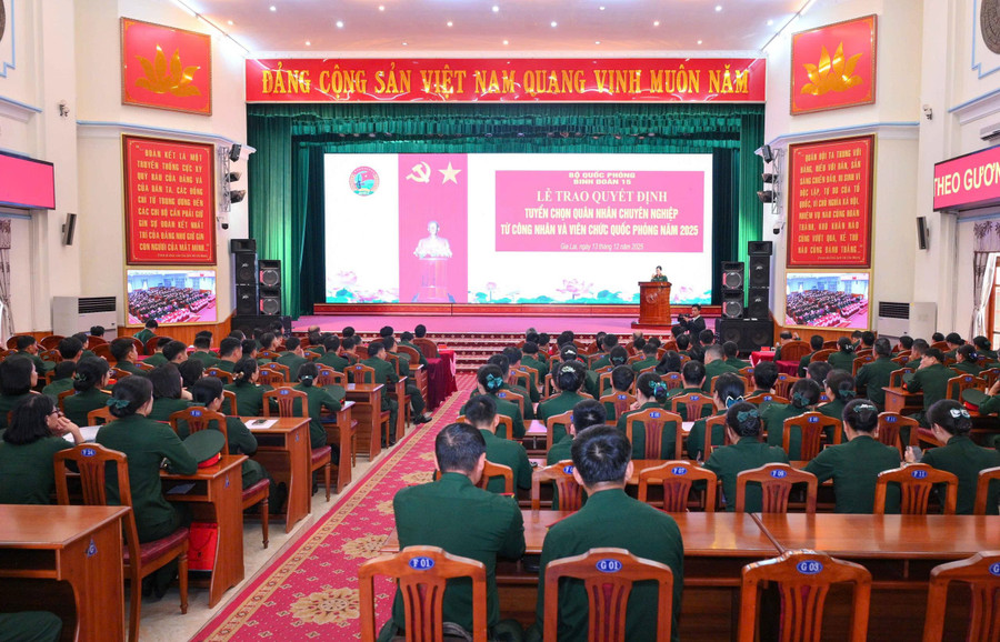 ទិដ្ឋភាពនៃពិធី។ រូបថត៖ ថាញ់ គីវ quang-canh-buoi-le-anh-thanh-quy.jpg