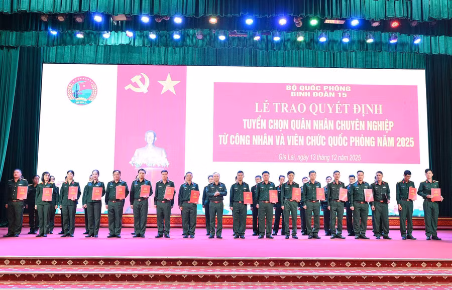 trao-quyet-dinh-cua-bo-truong-bo-quoc-phong-tuyen-chon-quan-nhan-chuyen-nghiep-nam-2025-cho-cong-nhan-va-vien-chuc-quoc-phong-thuoc-binh-doan-15-anh-thanh-quy.jpg