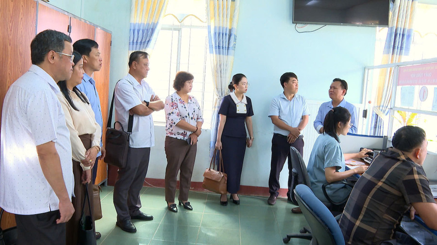 Đoàn khảo sát của Ban Pháp chế HĐND tỉnh khảo sát trực tiếp tại Trung tâm Phục vụ hành chính công xã Hra. Ảnh: R'Piên doan-khao-sat-cua-ban-phap-che-hdnd-tinh-khao-sat-truc-tiep-tai-trung-tam-phuc-vu-hanh-chinh-cong-xa-hra-anh-rpien.jpg