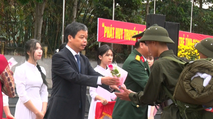 Phó Chủ tịch UBND tỉnh Nguyễn Hữu Quế tặng hoa động viên các thanh niên lên đường nhập ngũ. Ảnh: Hữu Nở