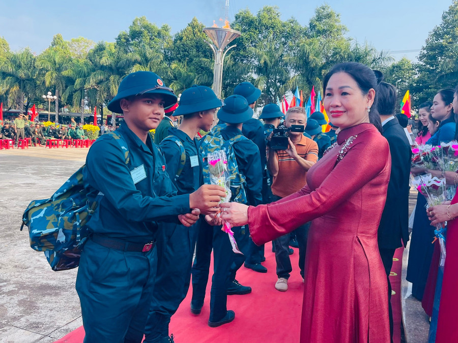 Phó Chủ tịch HĐND tỉnh Huỳnh Thúy Vân tặng hoa động viên các tân binh. Ảnh: P.D