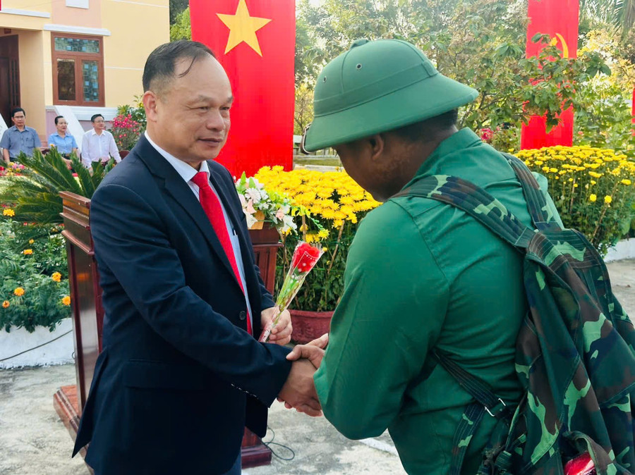 Phó Chủ tịch UBND tỉnh Dương Mah Tiệp tặng hoa cho tân binh. Ảnh: Nguyễn Sang
