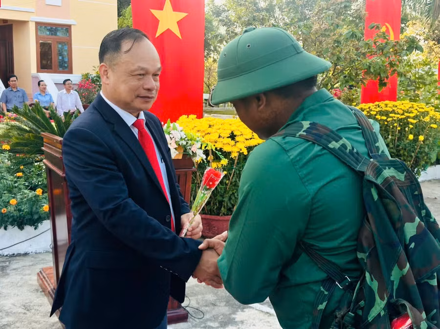 Phó Chủ tịch UBND tỉnh Dương Mah Tiệp tặng hoa cho tân binh. Ảnh: Nguyễn Sang