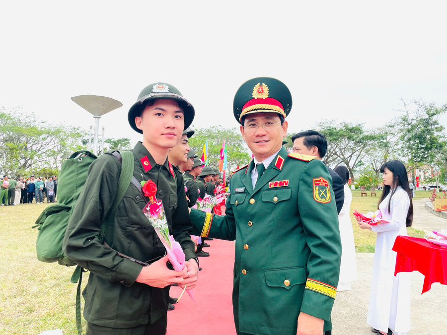 anh-2-thieu-tuong-phan-dai-nghia-dong-vien-thanh-nien-len-duong-nhap-ngu-anh-huy-bac.jpg