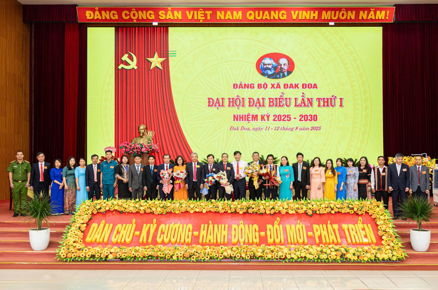 Ban Chấp hành Đảng bộ xã Đak Đoa khóa I, nhiệm kỳ 2025-2030 ra mắt nhận nhiệm vụ. Ảnh: Văn Tuấn ban-chap-hanh-dang-bo-xa-dak-doa-khoa-i-nhiem-ky-2025-2030-ra-mat-nhan-nhiem-vu-anh-van-tuan.jpg