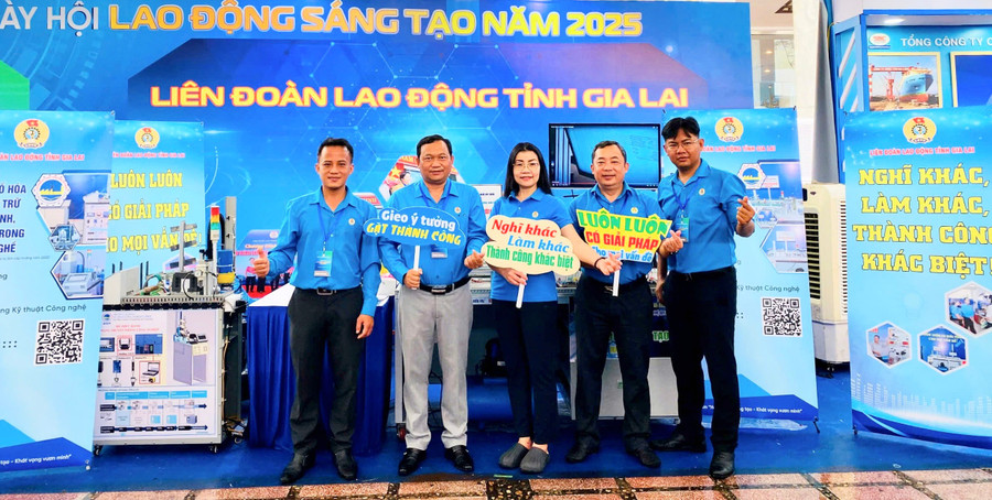 Gian hàng của LĐLĐ tỉnh Gia Lai với 2 sáng kiến đến đến từ Trường Cao đẳng Kỹ thuật Công nghệ Quy Nhơn. Ảnh: ĐVCC 1.jpg